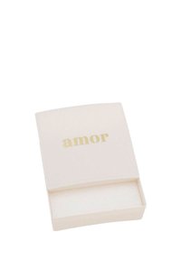 Piccola scatola aperta di color crema con testo dorato "amor" sul coperchio, contenente una imbottitura bianca all'interno.