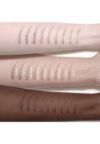 Trzy ramiona prezentują różne swatche produktów do brwi w liniowych wzorach. Odcienie obejmują granitowy, hebanowy, ciemny brąz, średni brąz, czekoladowy, karmelowy, jasny brąz, taupe i blond.