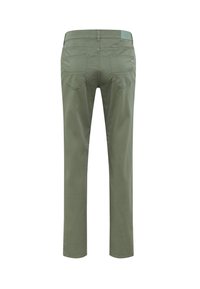 Pantaloni in cotone verde oliva con gamba dritta, dotati di due tasche posteriori, dettagli di cucitura discreti e un'etichetta a toppa in vita.