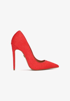 Escarpin rouge à talon haut avec un bout pointu et une surface texturée et duveteuse. Il présente un talon stiletto fin et un devant décolleté.