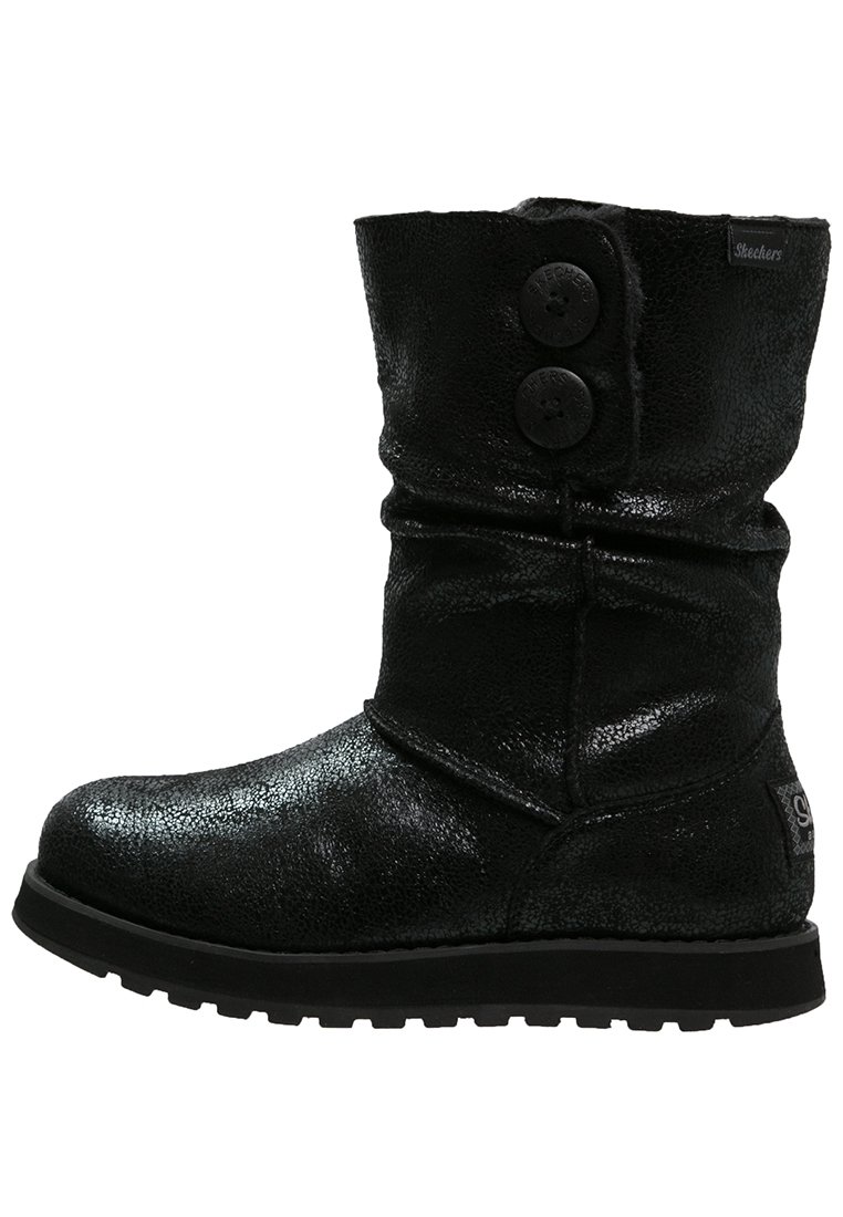 Czarne botki do połowy łydki o błyszczącej teksturze, z dwoma dekoracyjnymi guzikami z boku oraz solidną gumową podeszwą. Charakteryzują się luźnym fasonem.