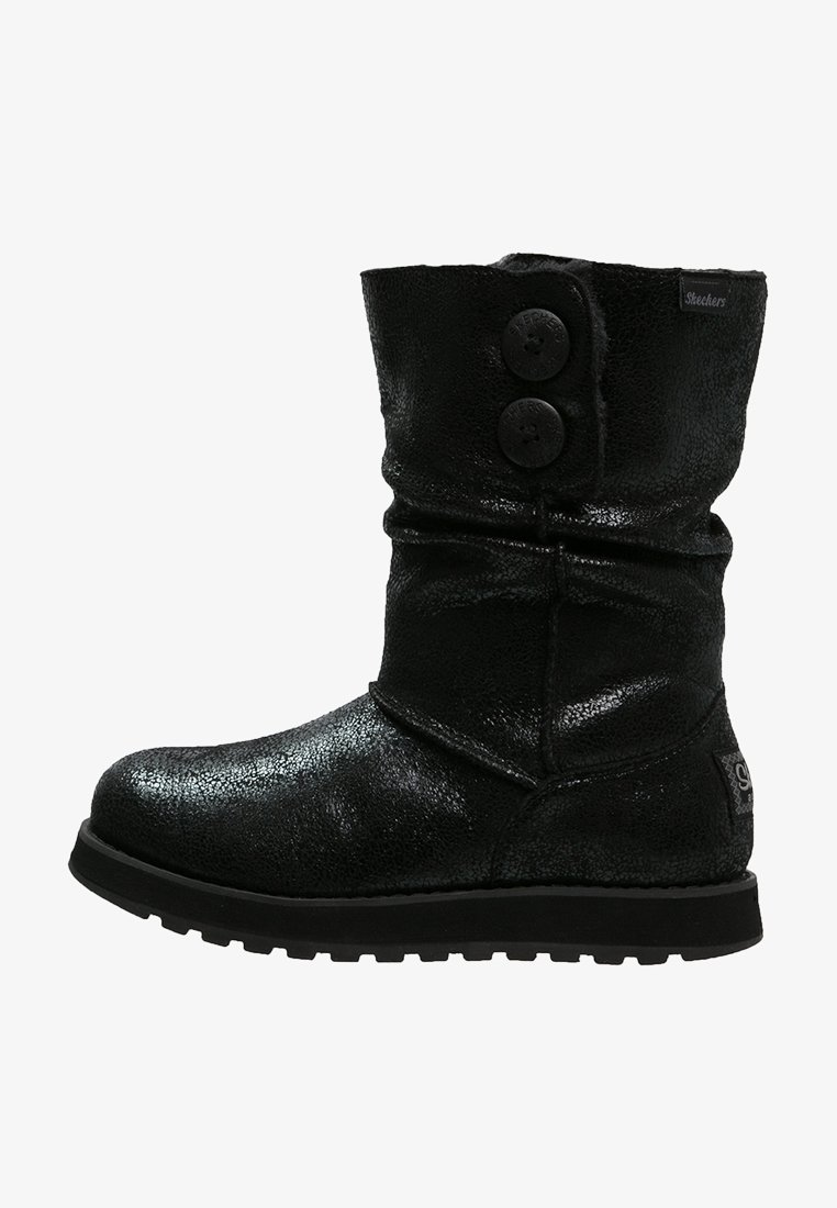 Czarne botki do połowy łydki o błyszczącej teksturze, z dwoma dekoracyjnymi guzikami z boku oraz solidną gumową podeszwą. Charakteryzują się luźnym fasonem.