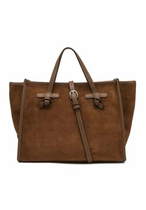 Sac à main en daim marron avec deux petites poignées, une longue bandoulière réglable avec boucle et des détails de couture visibles sur fond blanc.