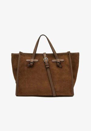Bolso de mano de ante marrón con dos asas cortas, una correa larga ajustable con hebilla y detalles de costuras visibles sobre un fondo blanco.