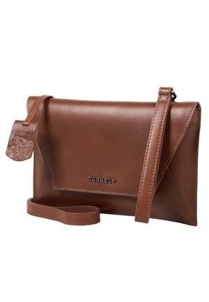 Bolso bandolera de cuero marrón con cierre de solapa, correa ajustable y logo metálico "BURKELY" en la parte delantera.