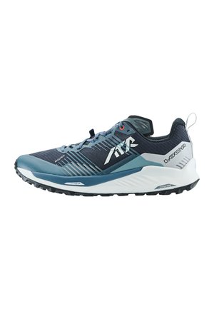 Blauw en grijs trailrunning schoen met een gestructureerde bovenkant, reflecterende details en een robuuste zool, gepositioneerd op een witte achtergrond.