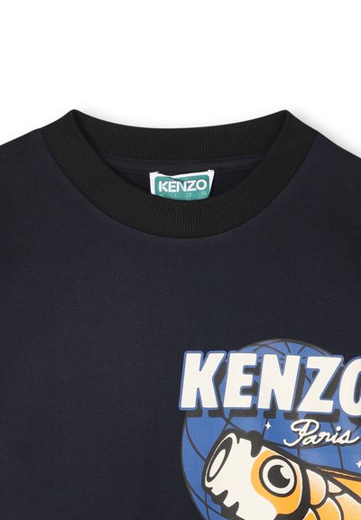 T-shirt en coton bleu marine avec un col rond côtelé, imprimé graphique d'un poisson koi et d'un globe, et le texte "KENZO Paris" en blanc.