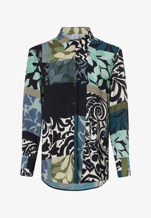 Chemise à manches longues à boutons avec un design patchwork présentant des motifs abstraits de feuilles et de volutes en noir, vert, bleu et beige.