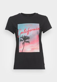 Černé bavlněné tričko s grafikou palmy a západu slunce, na kterém je nápis "California" v červených a modrých tónech. Kulatý výstřih, krátké rukávy.