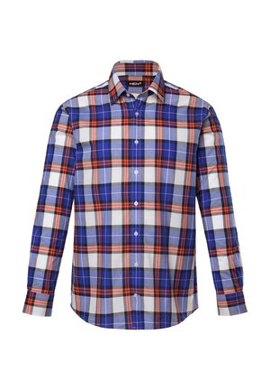 Camisa de manga larga en un patrón de cuadros azul, blanco y rojo. Presenta un cuello con botones y botones en la parte frontal, hecha de una tela ligera.