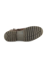 Zapato de cuero marrón con una suela texturada que presenta profundas hendiduras y surcos. Nombre de la marca "Gabor" embossado en el lateral de la suela.