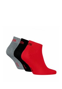 Pack de tres calcetines cortos en gris, negro y rojo. Cada calcetín presenta una textura suave con el nombre de la marca en un color contrastante en el puño.