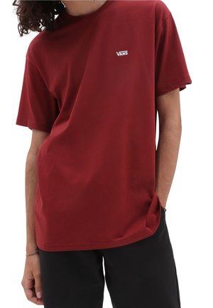 Burgundy bomulls t-shirt med kort ärm och rund halsringning, med en liten vit "VANS" logotyp på bröstet.