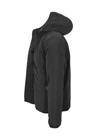 Giacca a vento nera con cappuccio removibile, chiusura con zip e tasche laterali; presenta un'esterno liscio e un design interno trapuntato.