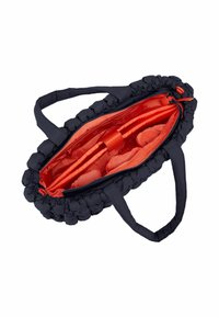 Sac en tissu matelassé bleu marine avec un intérieur en satin orange, comprenant deux poignées, une fermeture éclair et plusieurs poches de rangement.