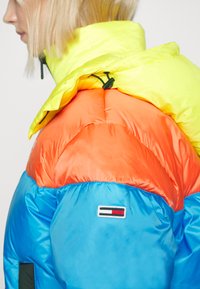 Tommy Jeans TJW COLORBLOCK - Zimska jakna - deep sky blue/multi-coloured