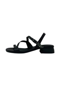 Sandal nero con tacco basso a blocco, caratterizzato da due cinturini, uno decorato con glitter nero. Il materiale sembra liscio e presenta un design elegante.