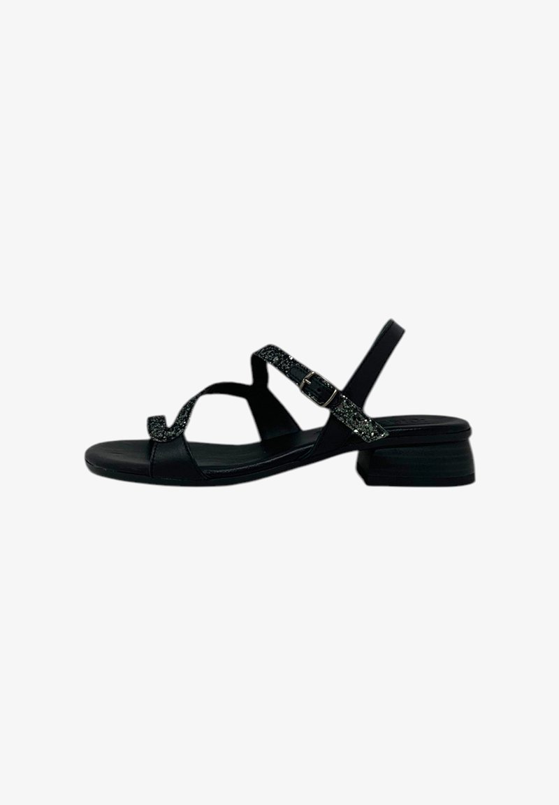 Sandal nero con tacco basso a blocco, caratterizzato da due cinturini, uno decorato con glitter nero. Il materiale sembra liscio e presenta un design elegante.