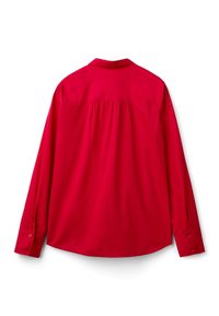 Camicia rossa a maniche lunghe con colletto semplice, caratterizzata da un dettaglio arricciato sul retro, polsini con bottone e una trama di tessuto liscia.
