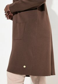 Ulla Popken LONG OPEN FRONT SWEATER - Strickjacke - dark chocolate