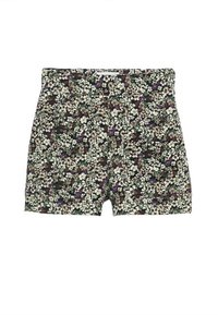 Pantaloni corti floreali su uno sfondo scuro con fiori bianchi, viola e verdi. Realizzati in materiale leggero, presentano una vestibilità comoda e una vita elastica.