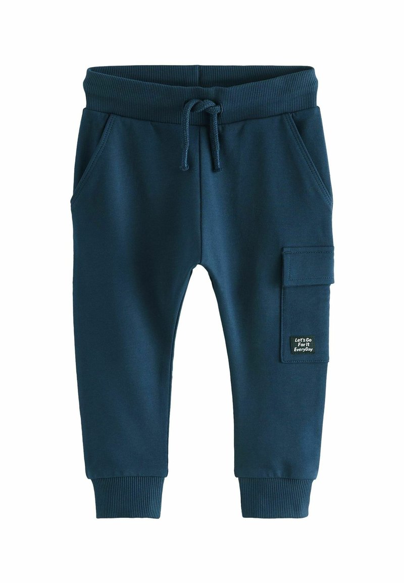 Marineblauwe sweatpants gemaakt van zacht materiaal, met een elastische tailleband met trekkoord, zijzakken en een cargozak met een patch.
