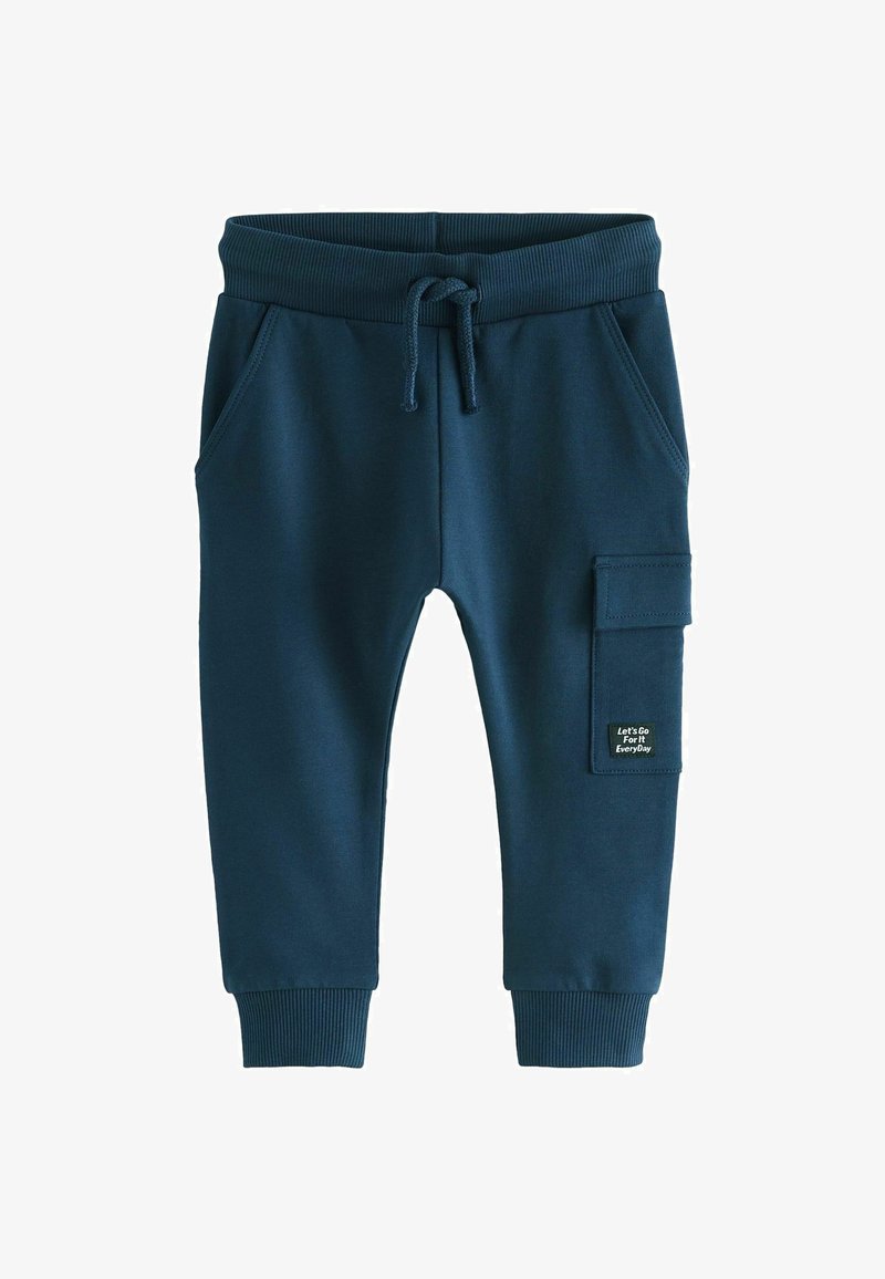 Marineblauwe sweatpants gemaakt van zacht materiaal, met een elastische tailleband met trekkoord, zijzakken en een cargozak met een patch.