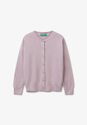 Cárdigan de botones de manga larga en un suave tono púrpura, con cuello redondo y puños y dobladillo acanalados, dispuesto sobre un fondo blanco.