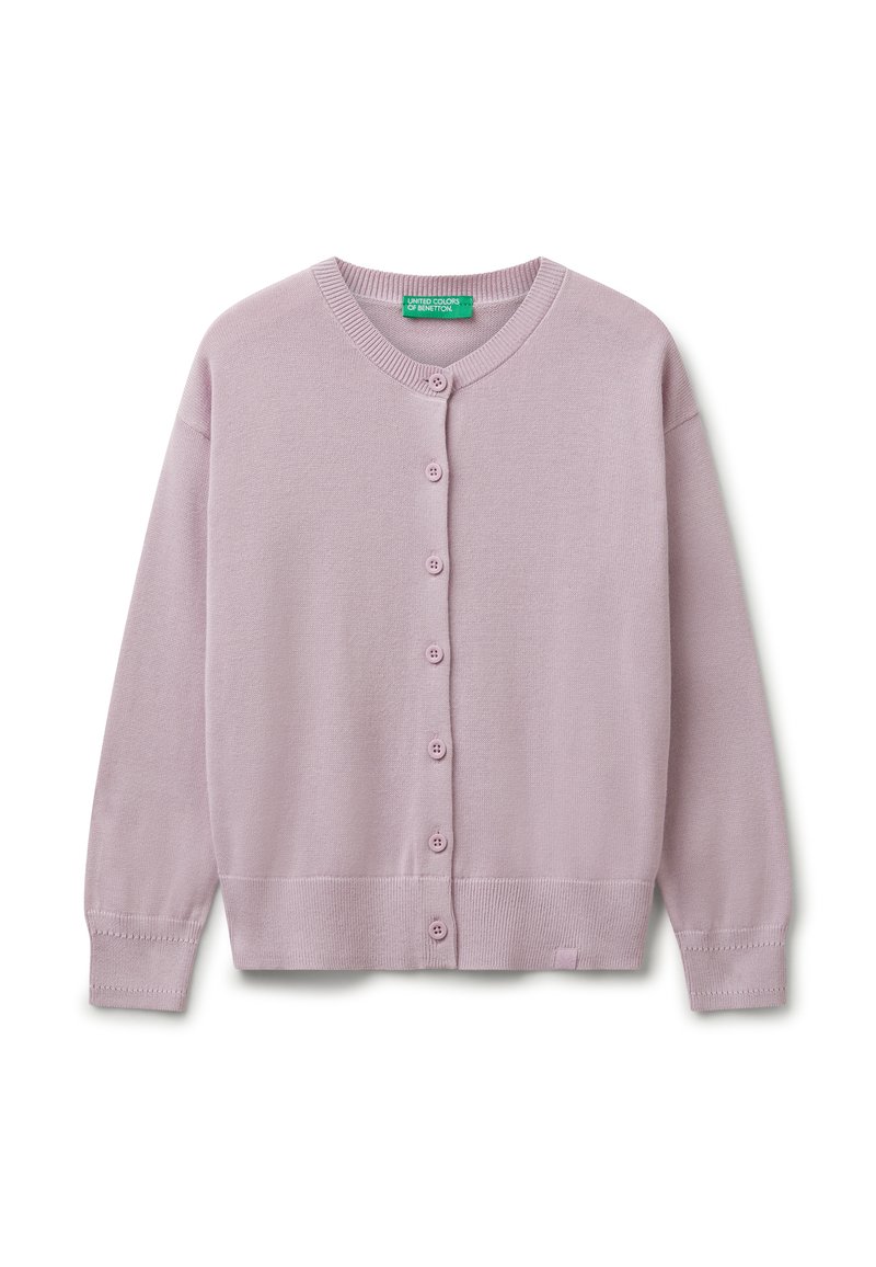 Světle fialový, dlouhý rukáv, knoflíkový cardigan s kulatým výstřihem a žebrovanými manžetami a lemem, rozložený na bílé pozadí.