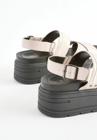 Next CHUNKY REGULAR WIDE FIT - Platvormsandaalid - bone