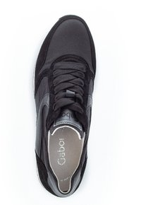 Černé tenisky s kombinací hladkých a strukturovaných materiálů. Mají kulaté šňůrky, polstrovaný límec a světle šedou stélku s logem.