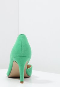 Anna Field Pumps - green