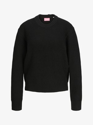 Czarny, gruby sweter z dzianiny o długich rękawach, z prążkowanymi ściągaczami przy mankietach, dole oraz dekoltem w kształcie łódki, z widoczną różową metką marki wewnątrz kołnierza.