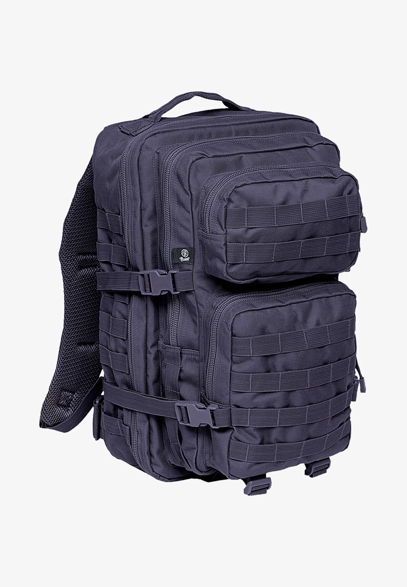 Tamsiai pilka taktinė kuprinė su daugybe užtrauktuku uždaromų skyrių, dirželių tvirtinimui, reguliuojamomis petnešomis ir paminkštinta, kvėpuojančia nugaros plokšte.