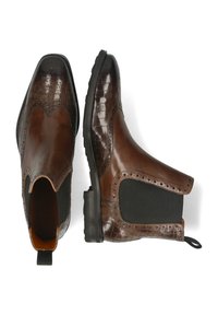 Botas Chelsea de cuero marrón con textura de cocodrilo en la puntera, paneles laterales elásticos y suela de goma con un tirador en el talón.