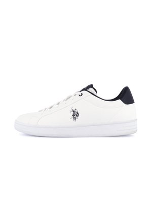 Baskets basses blanches avec col de talon noir et logo d'un joueur de polo à cheval sur le côté, lacets blancs et semelle plate.