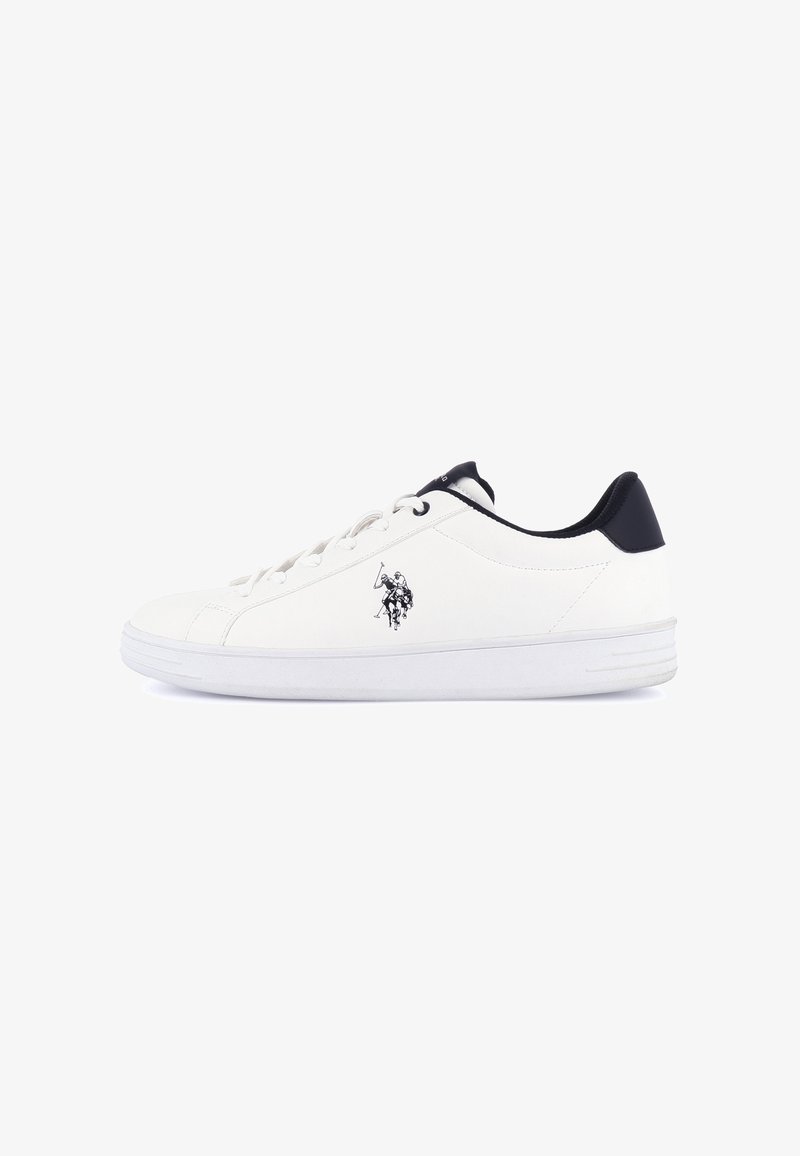 Baskets basses blanches avec col de talon noir et logo d'un joueur de polo à cheval sur le côté, lacets blancs et semelle plate.