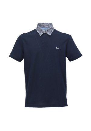 Námořnická polo košile s vzorovaným modro-bílým límcem, krátkými rukávy a malým logem na hrudi. Vyrobena z hladké látky.