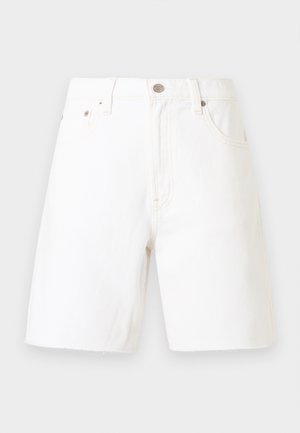 Weiße Denim-Shorts mit vorderem Knopf, Reißverschluss, Gürtelschlaufen und Fünf-Taschen-Stil vor einem schlichten hellen Hintergrund.