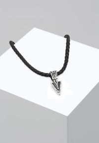 Schwarze geflochtene Lederhalskette mit einem silbernen geometrischen Pfeilhänger, der strukturierte Details und scharfe Winkel aufweist.