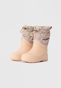 Botas de borracha cor-de-rosa com uma bainha de tecido com padrão floral, apresentando um fecho com cordão e uma sola texturizada para maior aderência.