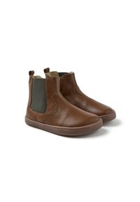 Botas de cuero marrón hasta el tobillo con paneles laterales elásticos verdes, punteras redondeadas, tiradores y suelas de goma texturizadas. Detalles de costura a lo largo de los bordes.