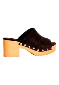 Mule negro de ante abierto con un chunky tacón de madera y tachuelas de plata redondas a lo largo de la base, que exhibe una textura suave y un diseño sencillo.
