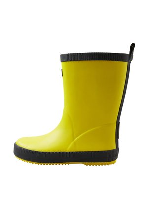Botte de pluie en caoutchouc jaune avec un bord et une semelle texturés noirs, présentant une surface lisse et une languette latérale pour un enfilage facile.
