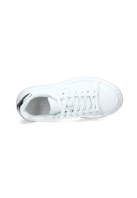 Sneaker bianco con superiore in pelle liscia, punta rotonda, chiusura con lacci e tacco con accenti in argento. Presenta una fodera interna testurizzata.