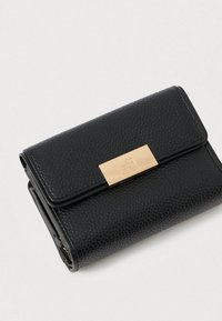 Μαύρο πορτοφόλι από υλικό δέρματος με υφή, με χρυσό ορθογώνιο κούμπωμα που έχει ανάγλυφο λογότυπο, εμφανίζεται κλειστό σε λευκό φόντο.