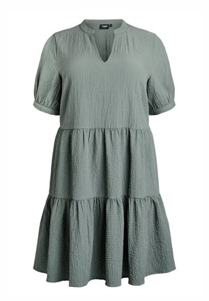 Vestito a balze verde chiaro con texture, maniche corte a sbuffo e piccolo collo a V.