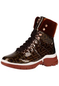 Bottes en cuir verni marron avec des motifs géométriques dorés, dotées d'un col en tissu maroon moelleux et d'un matériel de laçage en métal. Semelle en caoutchouc blanche et rouge.
