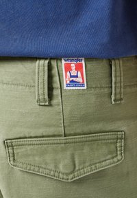Wrangler CASEY  - Shorts - olive