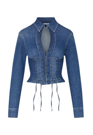 Giacca corta in denim blu con maniche lunghe, colletto, dettaglio corsetto con lacci frontale e apertura a occhiello sul petto alto.